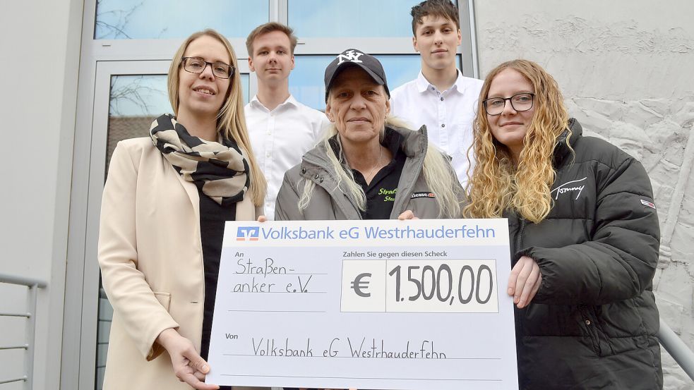 Spendenübergabe an „Straßenanker“ (vordere Reihe, von links): Tanja Louwers (Volksbank), Ilona van Santen und ihre Tochter Marie-Cruz van Santen sowie (im Hintergrund, von links) die Auszubildenden der Volksbank, Matthias Buss und Mihail Lyubenov. Foto: Weers