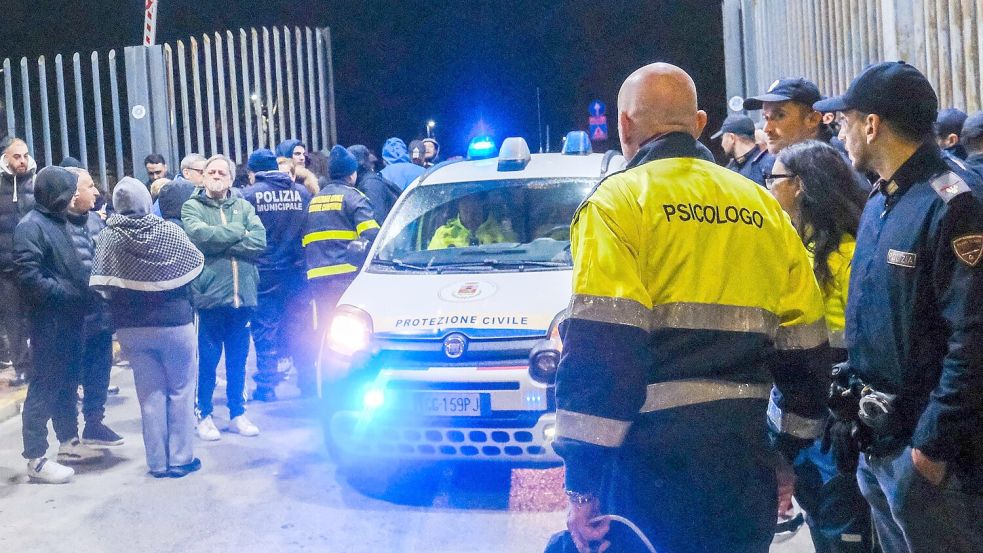 Erneut bebt die Erde in den Phlegräischen Feldern. Menschen laufen verängstigt auf die Straße. Foto: Antonio Balasco/LPS via ZUMA Press Wire/dpa