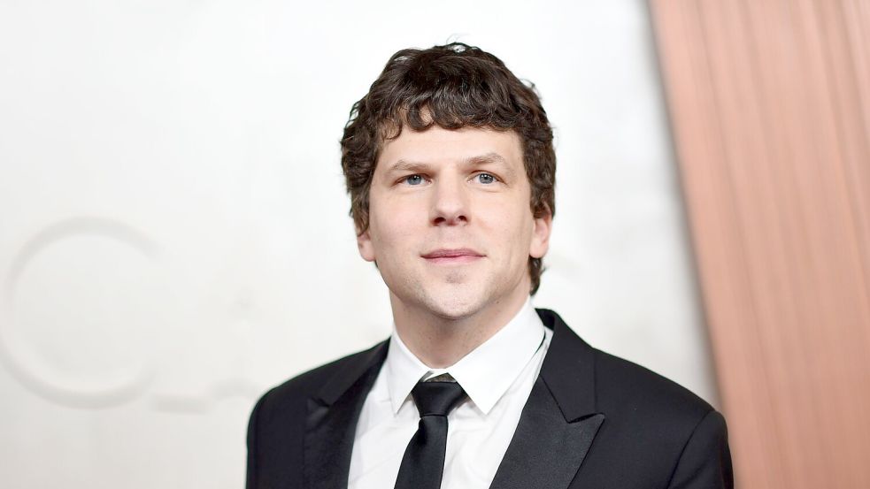 Jesse Eisenberg sehnt sich nach Lob durch den KI-Chatbot ChatGPT. (Archivbild) Foto: Richard Shotwell/Invision/dpa