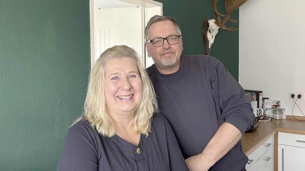 Anja und Jörg von Lintel leben seit etwa 10 Jahren im Leeraner Stadtteil Loga. Foto: Löschen