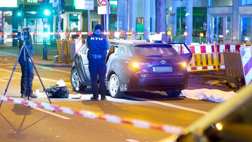 Ein Mann wurde von Unbekannten auf Rücksitz erschossen. Foto: Christoph Reichwein/dpa