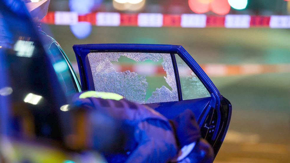 Die Seitenscheibe des Fluchtwagens ist zerborsten. Foto: Christoph Reichwein/dpa