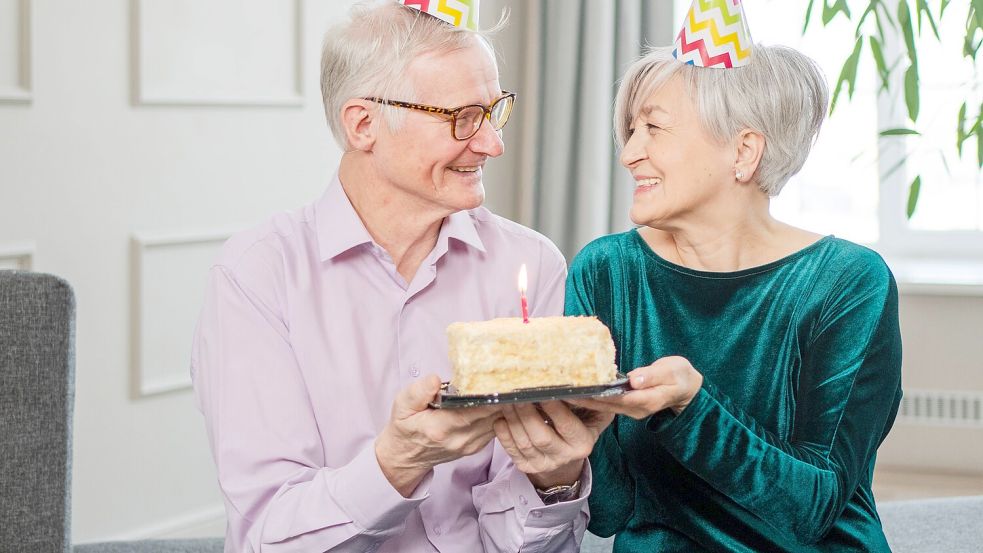 Dass zwei Menschen aus einem Bekanntenkreis am gleichen Tag Geburtstag haben, ist wahrscheinlicher, als Sie wohl erwarten würden. Foto: IMAGO/Zoonar/Iuliia Zavalishina