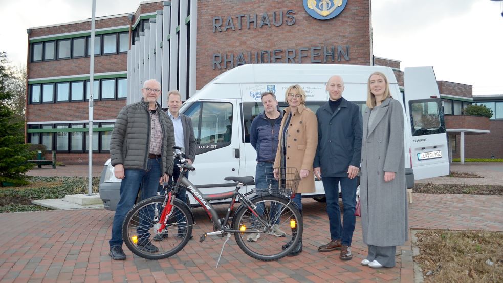 Jetzt wurde das über Crowdfunding angeschaffte Vereinsfahrzeug des Fehntjer Helferkreises vor dem Rhauderfehner Rathaus offiziell seiner Bestimmung übergeben. Darüber freuen sich (von links) Hein Eberley vom Fehntjer Helferkreis, Rhauderfehns Bürgermeister Geert Müller, Jan Woldenga, Hausmeister der Gemeindeverwaltung, Carmen Vietor von der Volksbank Westrhauderfehn, Thies Kruse, Vorsitzender des Gewerbevereins „Rhauderfehn hat alles“, und Julia Nee von der Volksbank. Foto: Fertig