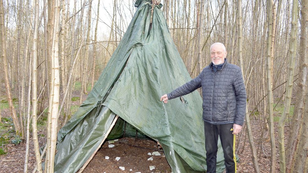 Heinz Reemts neben dem Tipi, das er für die Kinder der Kindertagesstätte Hahnentange in seinem Wald selbst gebaut hat. Foto: Weers