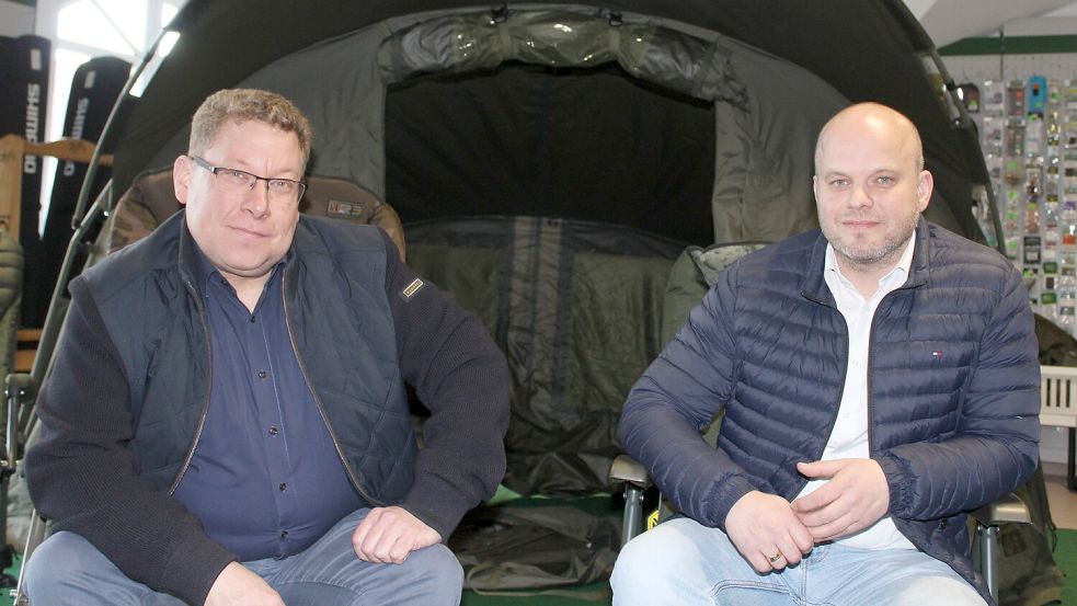 Zum 1. April übernehmen Volker Diek (links) und Marko Meyer die Geschäfte von Angelsport Haake in Lathen. Fotos: Belling