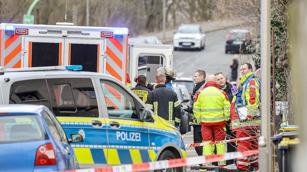 Nach einem tödlichen Schuss bei einem Polizeieinsatz sichern Einsatzkräfte die Stelle ab. Foto: Alex Talash/dpa