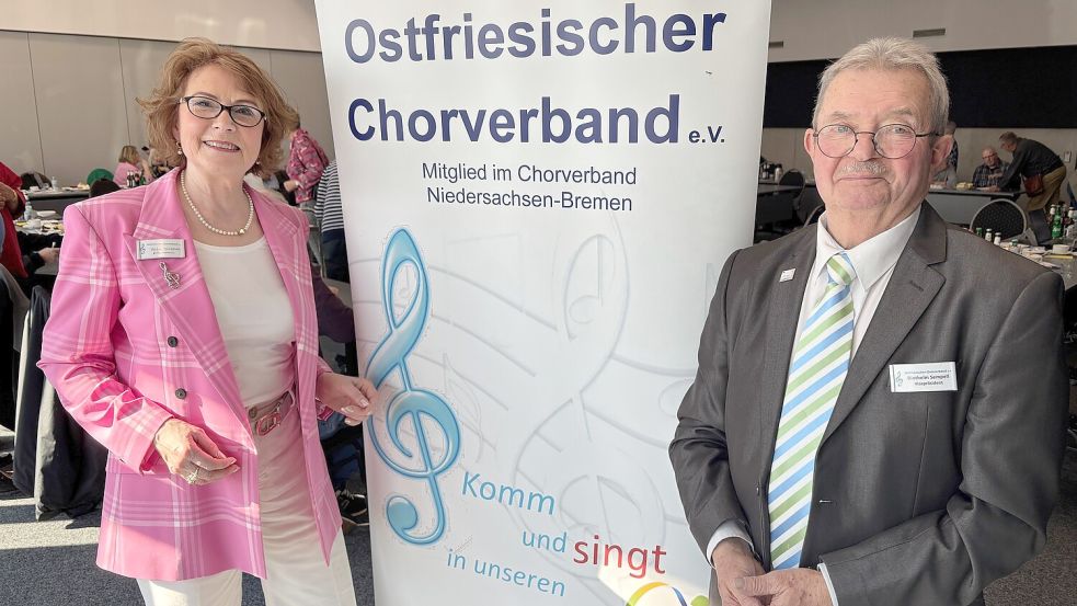 Heike Douglas, Präsidentin des Ostfriesischen Chorverbandes, und der Ihrhover Vize-Präsident Diethelm Sempell blicken auf ein erfolgreiches Jahr 2024 für den Chorverband zurück. Foto: Ammermann