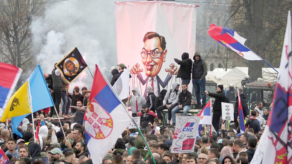 Zehntausende Demonstranten protestieren in Belgrad gegen das Herrschaftssystem von Staatspräsident Aleksandar Vučić. Foto: Imago/Dejan Rakita