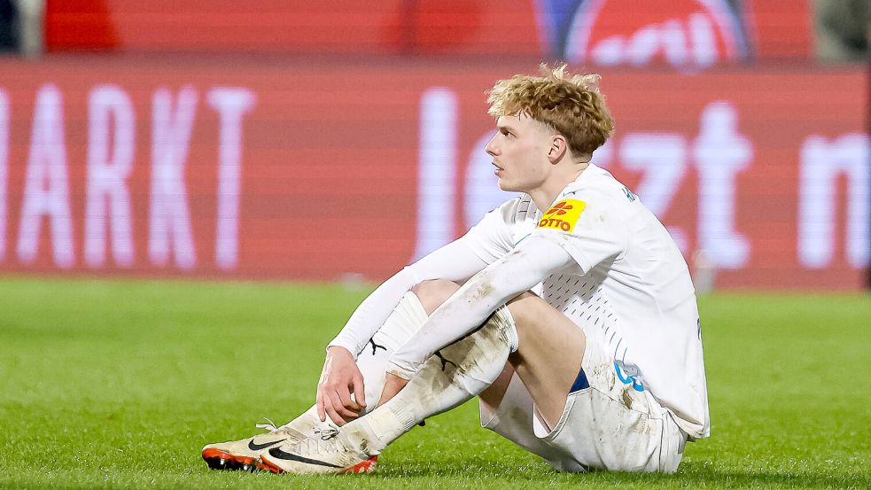 Pure Enttäuschung: Kiels Finn Porath blickt nach dem 1:3 in Heidenheim ins Leere. Foto: www.imago-images.de/Eibner