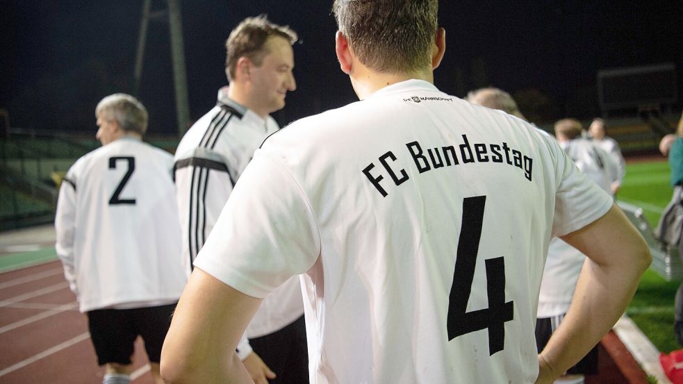 Seit Jahrzehnten spielen Bundestags-Politiker diverser Parteien zusammen Fußball. Nur die AfD wollten manche nicht dabei haben. Foto: Fabian Sommer/dpa