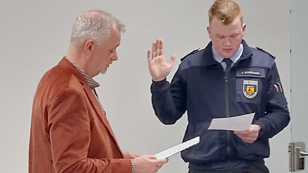 Bürgermeister Günter Harders (li.) vereidigt Jann Kleemann zum stellvertretenden Ortsbrandmeister von Potshausen. Foto: Wilhelm Strenge.