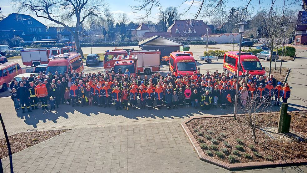 Am Ende der Müllsammelaktion stellten sich in Ihrhove viele Teilnehmer zu einem Gruppenfoto auf. Foto: Bruns/Feuerwehr