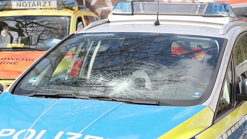 Als die Polizei eintraf, warf der Mann Gegenstände aus dem Fenster - und beschädigte auch einen Streifenwagen. Foto: Justin Brosch/dpa