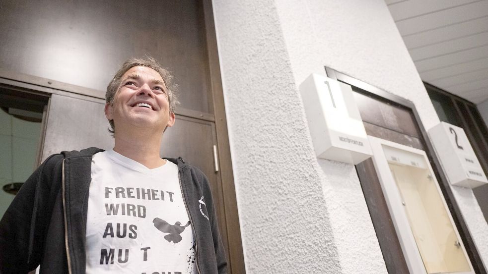 Ballweg sieht sich als Verfolgter der Justiz. Foto: Marijan Murat/dpa
