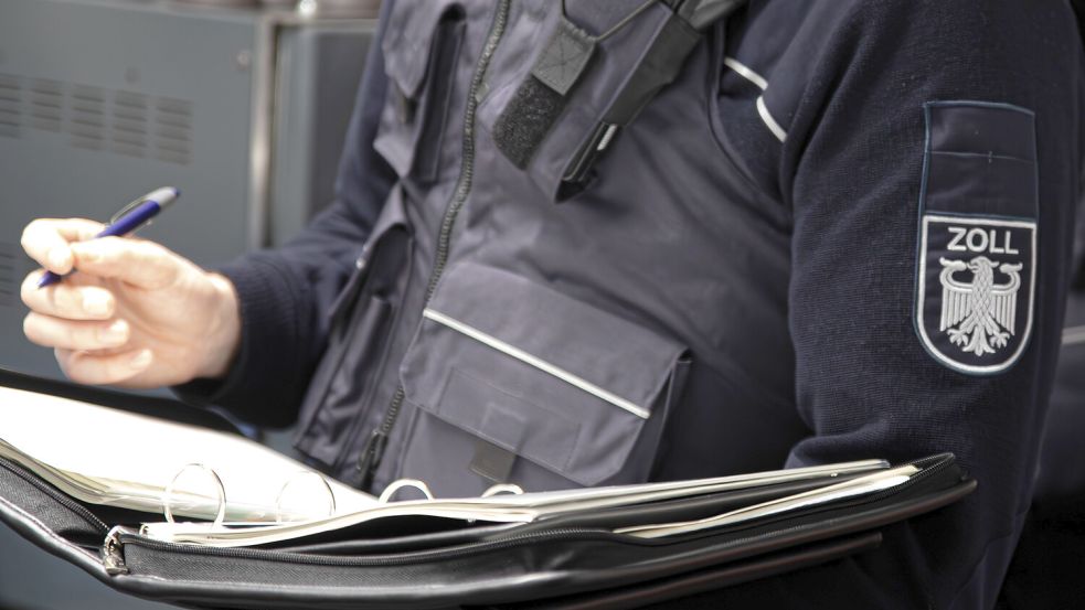 Das Mindestlohngesetz beinhaltet Aufzeichnungspflichten für Betriebe, die mindestens Arbeitsbeginn und -Ende sowie Dauer des Arbeitstags umfassen. Diese Aufzeichnungen müssen auch dem Zoll vorgelegt werden. Foto: Zoll