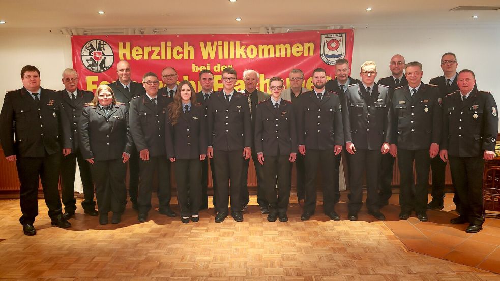 Das Gruppenbild zeigt (von links) Onno Walker (stellvertretender Ortsbrandmeister von Flachsmeer), Heino Woortmann, Celina-Jolie Tietjen, Matthias Holzgrabe, Heinz-Dieter Schipper, Joachim Brandt, Eefke Nele Wessels, Marwin Frey, Dominik Ailjets, Karl-Heinz Jesionek (Ortsbürgermeister Flachsmeer), Jonas Westermann, Theo Douwes (Bürgermeister Gemeinde Westoverledingen), Patrick Arens, Ernst Berends (Kreisbrandmeister), Tim Niemann, Andreas Engelmann, Joachim Lassahn (stellvertretender Gemeindebrandmeister von Westoverledingen), Frank Harms (Westoverledinger Gemeindebrandmeister) und Andre Westermann (Ortsbrandmeister von Flachsmeer). Foto: Bruns/Feuerwehr
