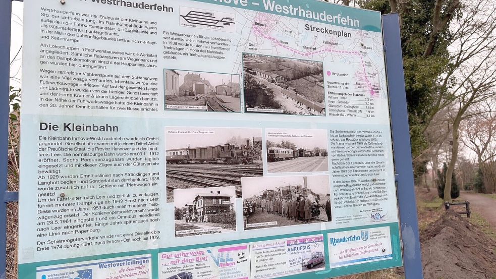 Eine Tafel informiert am Wanderweg über die Geschichte der Kleinbahn. Foto: Janßen