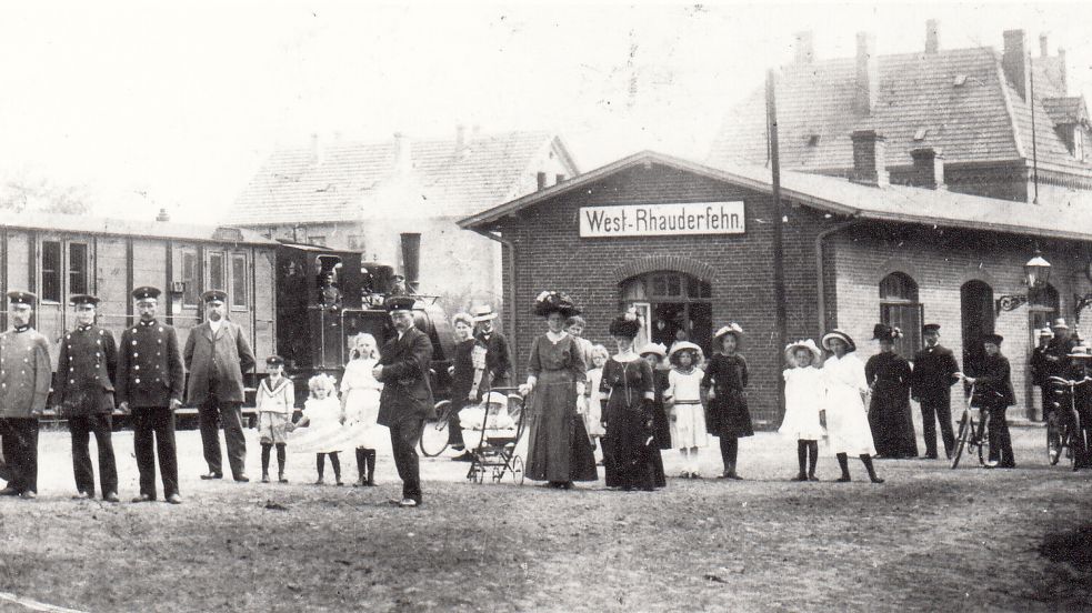 Der Kleinbahn-Bahnhof in Westrhauderfehn Anfang des 20. Jahrhunderts. An die Wartehalle wird bald ein kleinerer Nachbau erinnern. Foto: Archiv