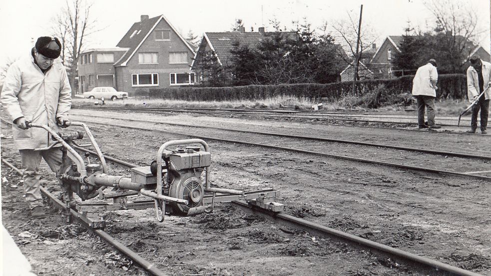 Dieses Foto entstand 1974. Es zeigt Arbeiter, die die Gleise der Kleinbahn wurden demontieren: an der Stelle, an der später der neue Busbahnhof entstand. Foto: Archiv