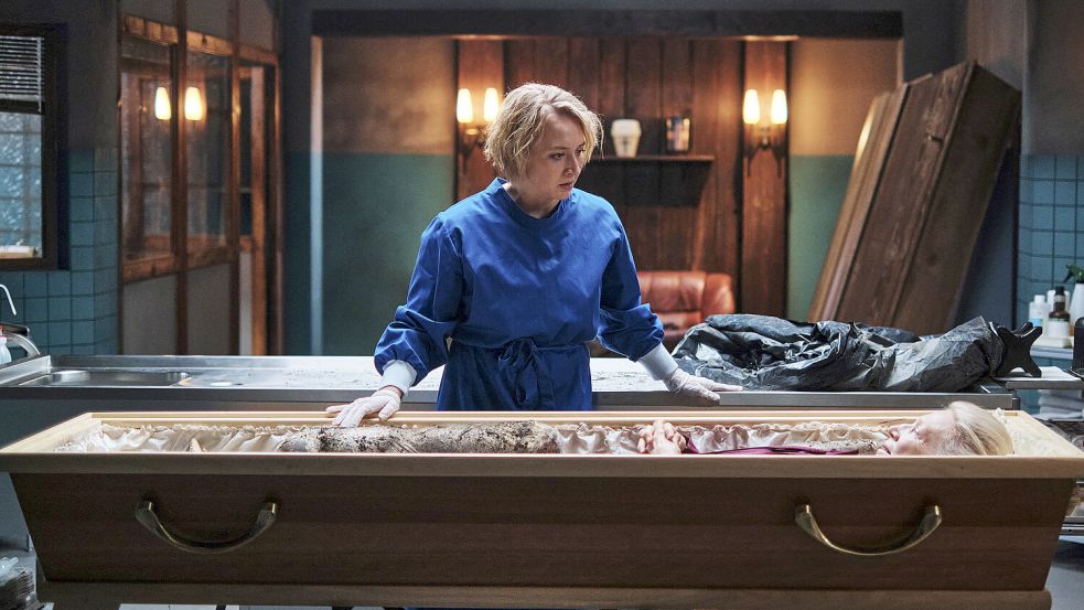 Anna Maria Mühe als Bestatterin Brünhilde Blum am Set der 2. Staffel der Netflix-Serie „Totenfrau“. Foto: Philipp Brozsek