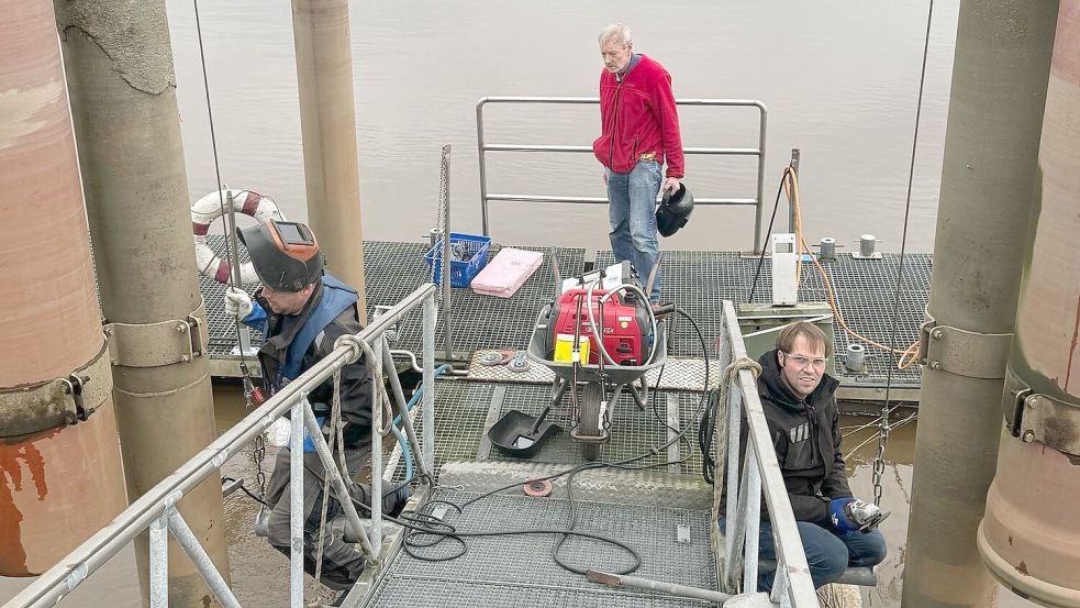 Verschiedene Teams nutzen den Ebbstron, um Schutzanoden an die fast neuen Dalben zu schweißen. Foto: WSC/Krallmann