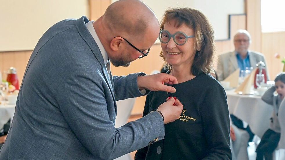Auszeichnung des Landes Niedersachsen: Maria Thien erhielt die Ehrung von Landrat Johann Wimberg. Foto: Hermes