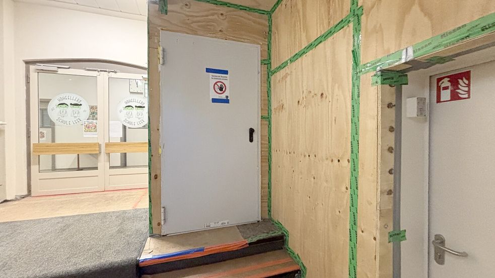 Im Treppenhaus der Hoheellernschule ist der Bereich der Bauarbeiten abgetrennt. Foto: Bothe