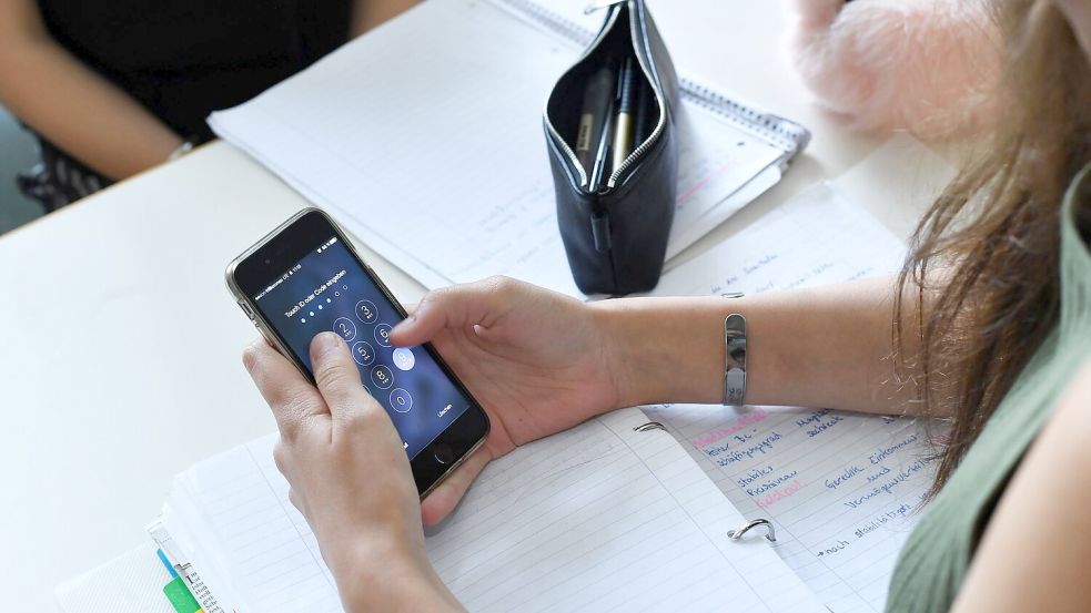 Das Smartphone als ständiger Begleiter und permanente Ablenkung - in der Schule wird das zum Problem. (Archivbild) Foto: Jens Kalaene/dpa-Zentralbild/dpa