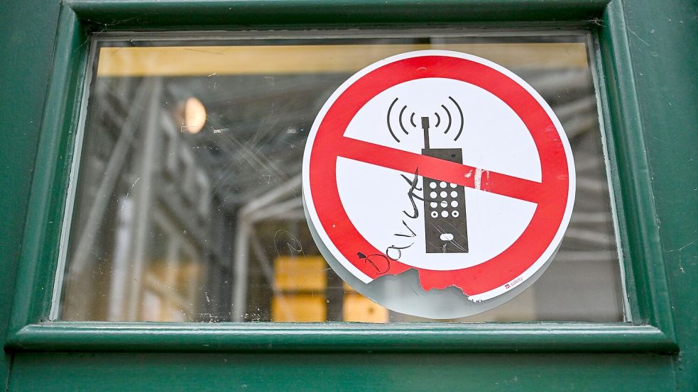 In manchen Schulen sind Handys bereits verboten. (Archivbild) Foto: Jens Kalaene/dpa