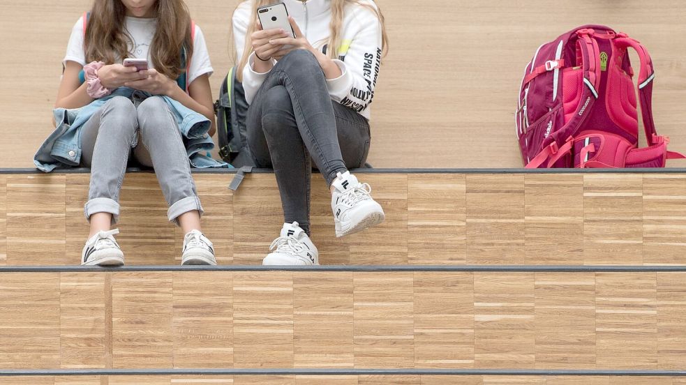 Für viele Schülerinnen und Schüler sind Smartphones aus dem Alltag kaum wegzudenken. (Archivbild) Foto: Sebastian Kahnert/dpa-Zentralbild/dpa