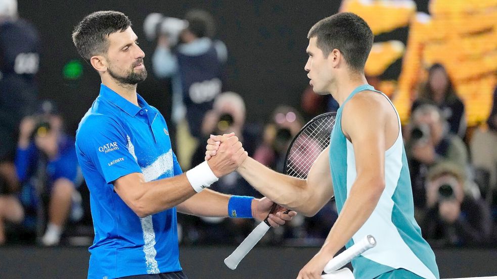 Carlos Alcaraz (r.) unterstützt die Klage der Spielergewerkschaft um Novak Djokovic nicht. Foto: Vincent Thian/AP/dpa