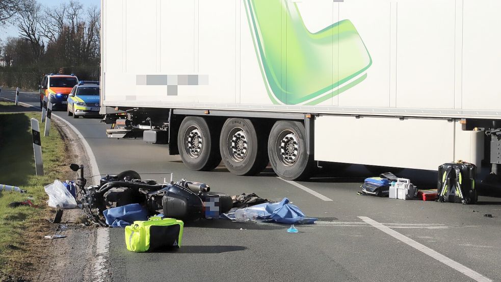 Ein 30-jähriger Motorradfahrer wurde von einem Lkw erfasst und dabei schwer verletzt.