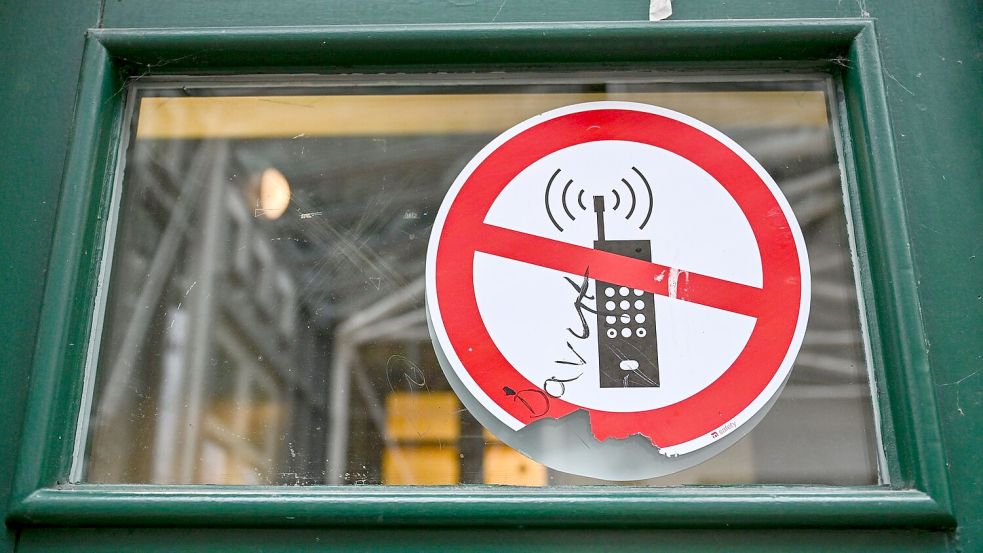 Handys können Kinder vom Unterricht ablenken - Hessen will dagegen mit weitreichenden Einschränkungen vorgehen. (Symbolbild) Foto: Jens Kalaene/dpa