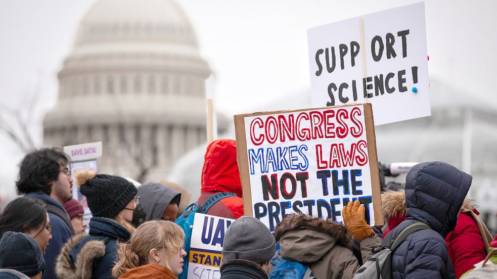 In Washington protestieren Aktivisten gegen die Kürzung von Mitteln in der Forschung durch die neue US-Administration. Foto: IMAGO/Allison Bailey