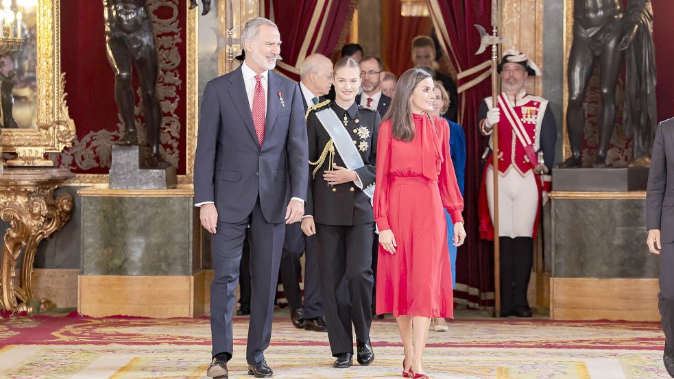 Jahrelang waren hochhackige Schuhe mit teils mehr als 15 Zentimeter hohen Absätzen Letizias Markenzeichen. Das könnte auch daran liegen, dass ihr Mann Felipe mehr als 25 Zentimeter größer als sie ist. Foto: IMAGO/CordonPress