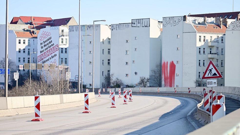 Seit Mittwochabend ist die Stadtautobahnbrücke der A100 voll gesperrt. Foto: Sebastian Gollnow/dpa