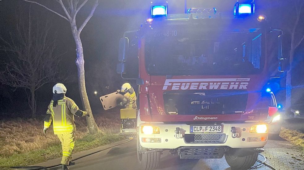 Einsatzkräfte der Feuerwehr Ramsloh befreiten den Fahrer aus dem Wrack. Foto: Annika Tebben/Feuerwehr Ramsloh