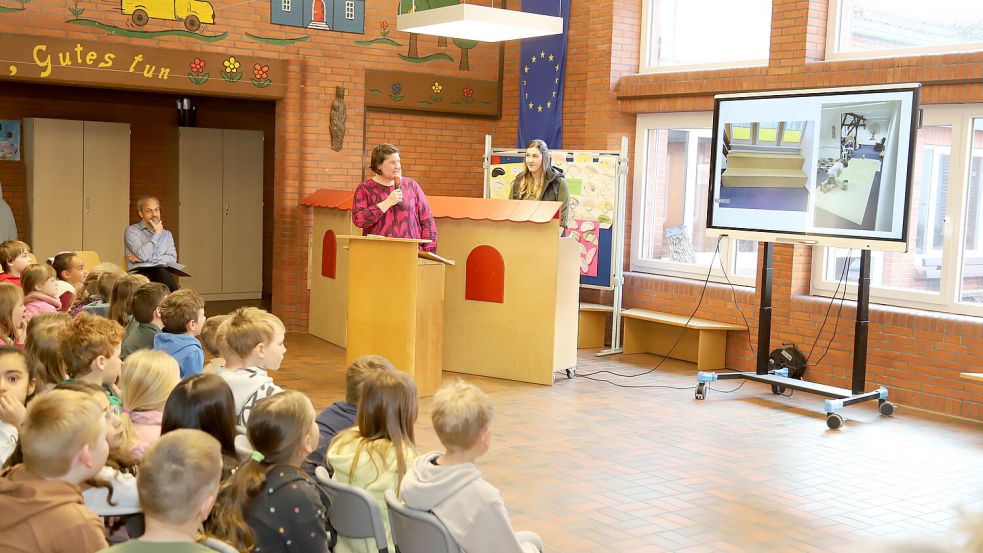 Die Lehrkräfte (von rechts) Lisa Deeken und Tanja Henken stellten den Schülern, Eltern und Gästen den Werdegang der neuen Schulbücherei anhand von Lichtbildern vor. Foto: Passmann