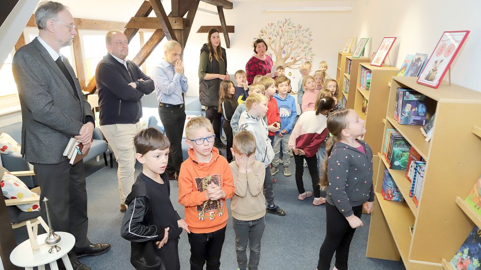 Nach der Eröffnung schauten sich die Gäste und Schüler in der neuen Schulbücherei um. Foto: Passmann