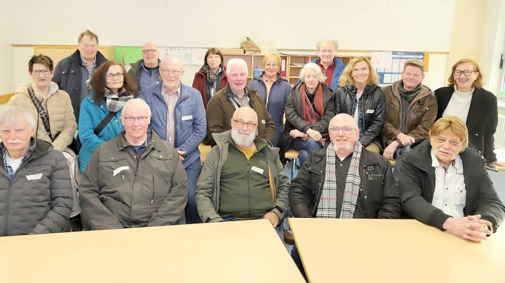 Natürlich durfte das obligatorische Foto zum Klassentreffen im ehemaligen Klassenraum des Schulzentrums Ramsloh nicht fehlen. Foto: Passmann