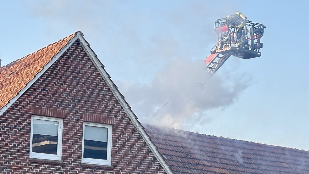 Die Drehleiter der Feuerwehr Westrhauderfehn kam zum Einsatz.