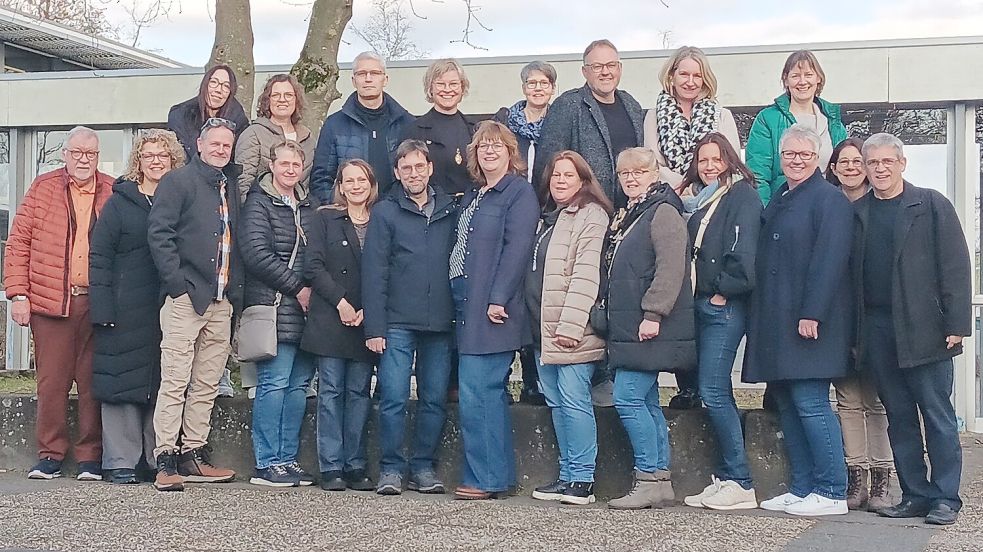 Die ehemaligen Schüler und Schülerinnen der Klasse 10c des Abschlussjahrgangs 1988 der Kreisrealschule Overledingerland und ihr damaliger Klassenlehrer Peter Hofmayer stellten sich erneut zum Klassenfoto auf. Foto: Axel Schade