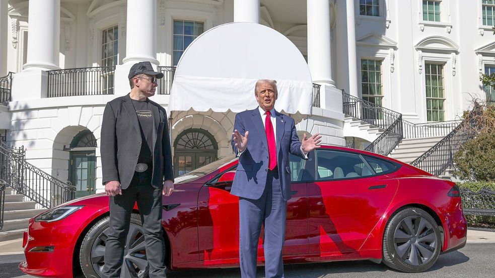 Justizministerin erhebt Anklage gegen Kritiker, die Teslas anzünden (Archivbild) Foto: -/Pool/AP/dpa