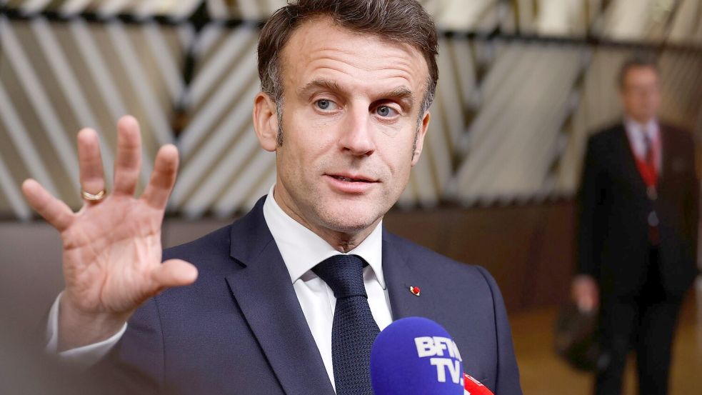 Der französische Präsident Emmanuel Macron würdigt Bundeskanzler Scholz bei seinem Abschluss-Statement zum EU-Gipfel. Foto: Geert Vanden Wijngaert/AP/dpa