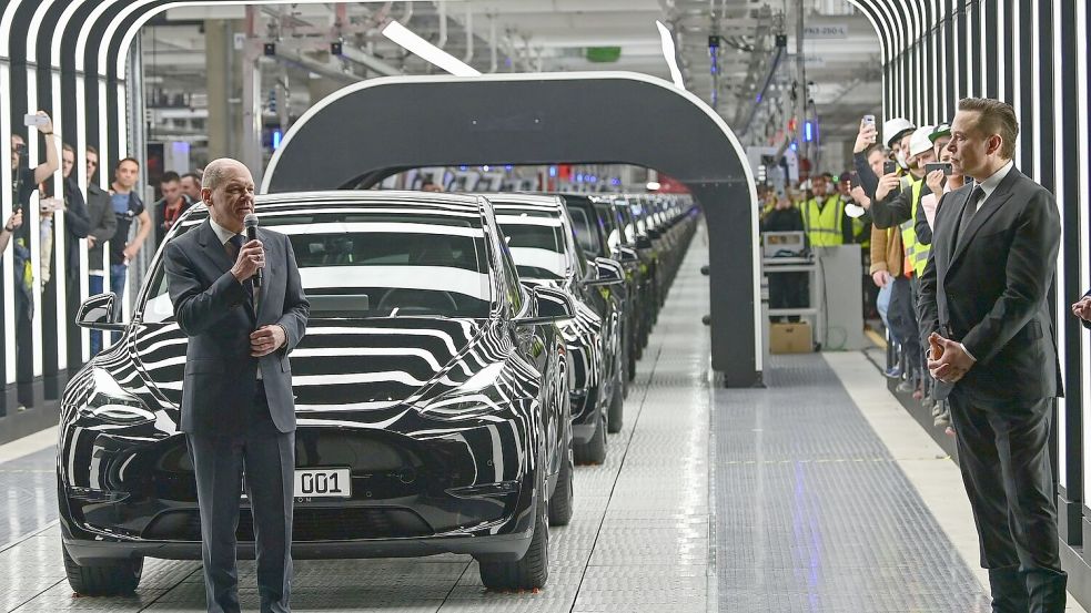 Bundeskanzler Olaf Scholz (l) ist zur Eröffnung der Tesla-Fabrik in Grünheide mit Firmenchef Elon Musk gekommen (Archivbild). Foto: Patrick Pleul/dpa-Zentralbild POOL/dpa