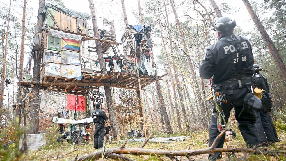 Ein Protestcamp gegen Tesla hat die Polizei nach fast neun Monaten aufgelöst (Archivbild). Foto: Sebastian Gollnow/dpa