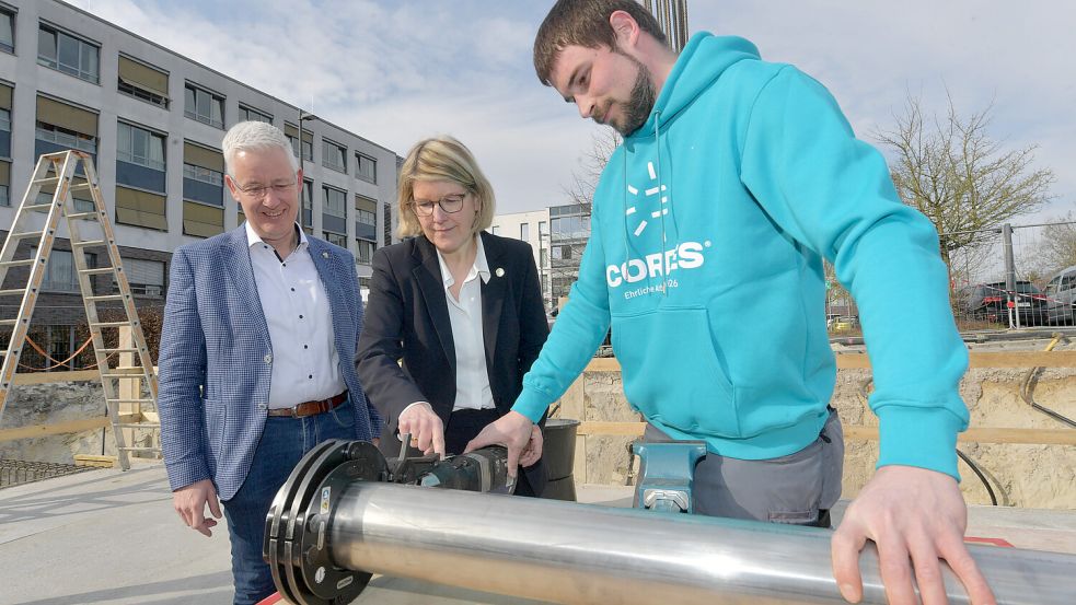 Landrat Matthias Groote und Geschäftsführerin Daniela Kamp verschlossen unter Mithilfe eines Handwerkers die Zeitkapsel. Foto: Ortgies