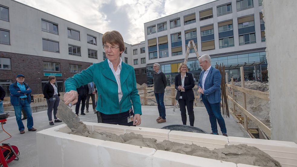 Auch die Ärztliche Direktorin Dr. Sylvia Kotterba trug ihren Teil zum Einmauern der Zeitkapsel bei. Foto: Ortgies