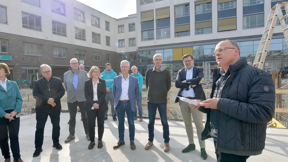 Bauunternehmer Helmut Hockmann (rechts) blickte auf die Bautätigkeiten am Klinikum zurück. Foto: Ortgies